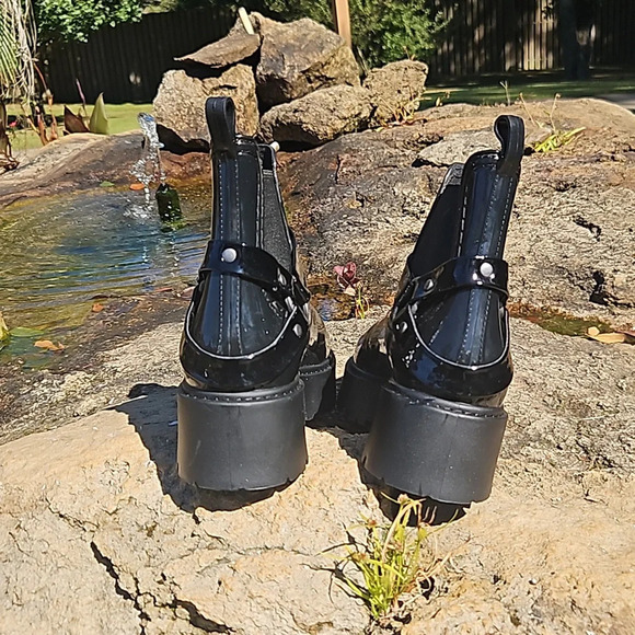 Zodiac Women's Carter Lugged Sole Slip On Booties - Picture 4 of 7